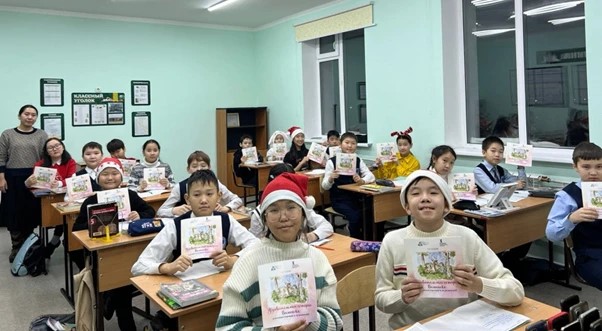 Дети с книгой «Удивительные истории Вилюйска для юных горожан и их родителей»